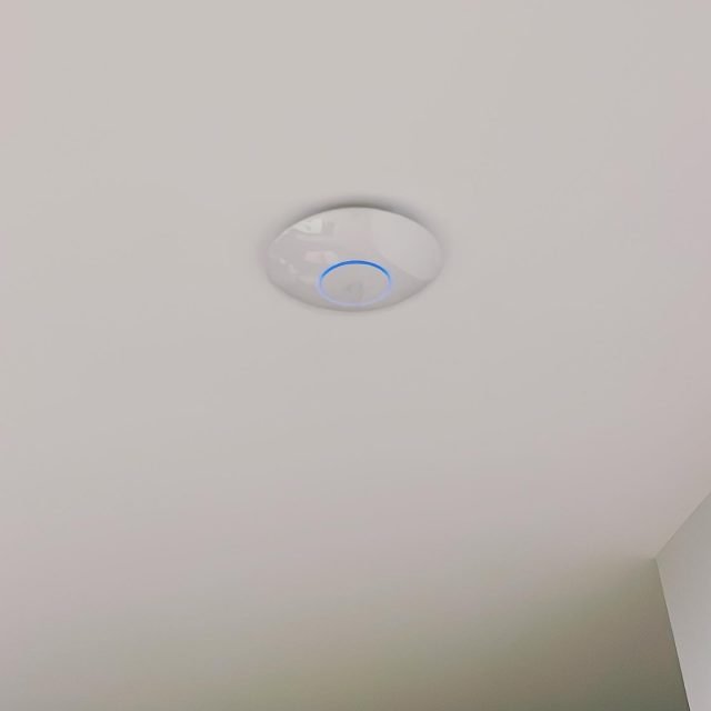 Mejora la cobertura wifi de tu vivienda, con antenas y olvídate de los repetidores y sus problemas. #domotica #ubiquiti  #wifi #comunidaddemadrid