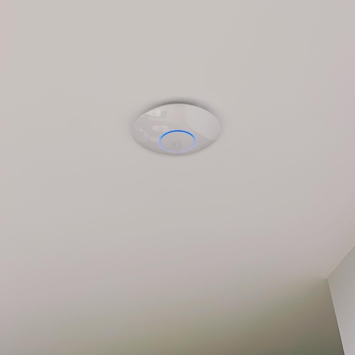 Antena WiFi profesional Ubiquiti instalada por GPDI
